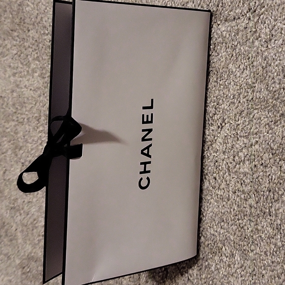 Chanel gift box - Picture 2 of 3